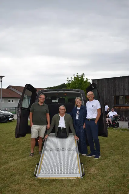 Christian Kraus, Leiter der Diakoniewerkstette nimmt den VW-Bus von Manfred Huber Perez-Moreno, Brigitte Kromp und Isidor Hofbauer (v. l. n. r.) entgegen. | Foto: Manfred Huber Perez-Moreno