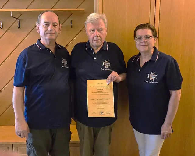 Obmann Alfred Deimbacher und Schriftführerin Christa Gatterer überreichten die erste Medaille an Franz Petschenig (Mitte). | Foto: ÖKB-Stadtverband Hollabrunn
