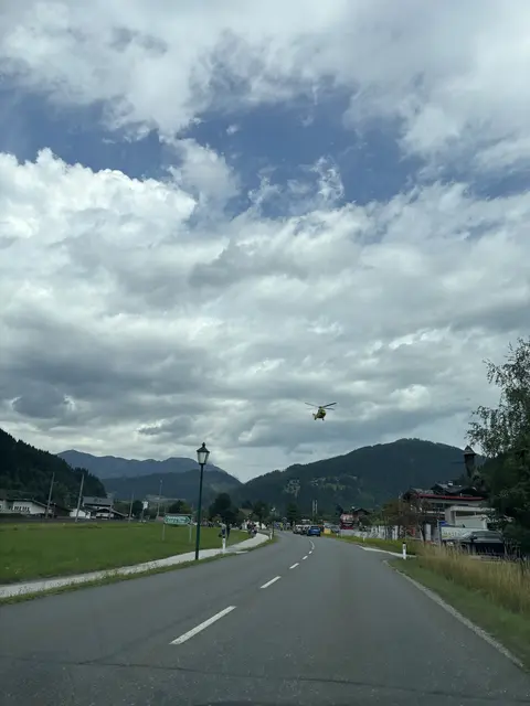 Vom Boden aus werden die Liftstützen für den Heli befestigt. | Foto: meinbezirk