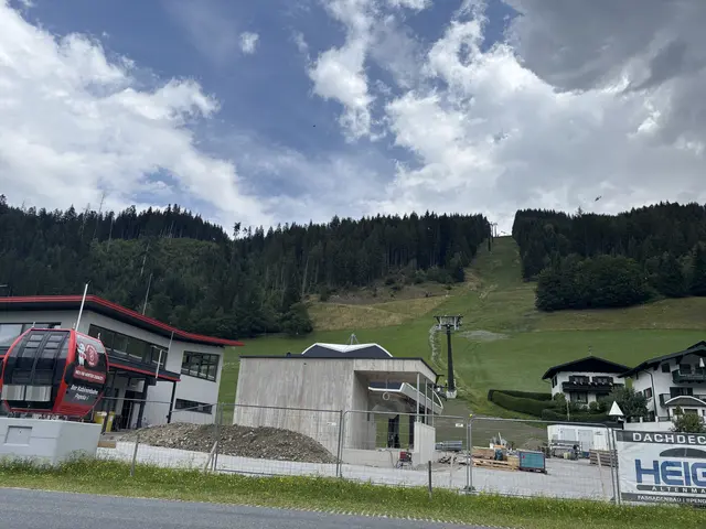 Im Hintergrund der Bau der neuen Talstation. | Foto: meinbezirk