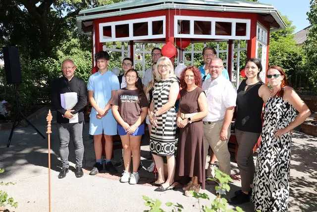 v.l.n.r. Pfarrer Pawel Wójciga, Schüler der NMS Pottendorf, Kaufmännischer Direktor Johannes Salaban-Hofer, Geschäftsführung Dr. Silvia Bodi, MSc, Pflegedirektorin Eva Grabbe, Direktor NMS Pottendorf Markus Schmitner, Bürgermeister Thomas Sabbata-Valteiner, Jennifer Rosensteiner, Karin Prein-Kiraly | Foto: NÖ LGA