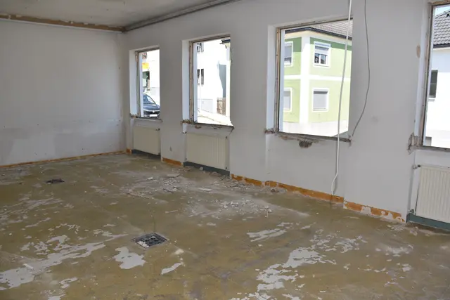 Nach knapp 60 Jahren hat das Gemeindehaus in Pabneukirchen mit Gemeindeamt, Polizeistation, Wohnungen, Heimatstube, Büro für Wassergenossenschaft und mit einem Frisiersalon (ehemals Postamt) ausgedient.  | Foto: Zinterhof