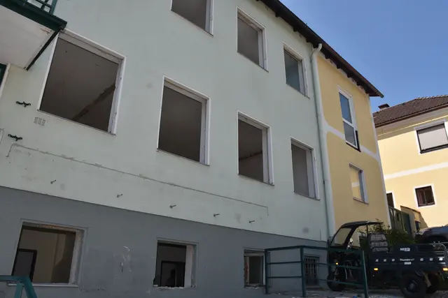 Nach knapp 60 Jahren hat das Gemeindehaus in Pabneukirchen mit Gemeindeamt, Polizeistation, Wohnungen, Heimatstube, Büro für Wassergenossenschaft und mit einem Frisiersalon (ehemals Postamt) ausgedient.  | Foto: Zinterhof