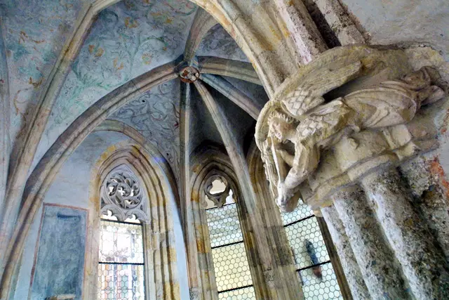 Eine Spezialführung zeigt die bewegte Geschichte der gotischen Kreuzkapelle in Rein.  | Foto: Höfler