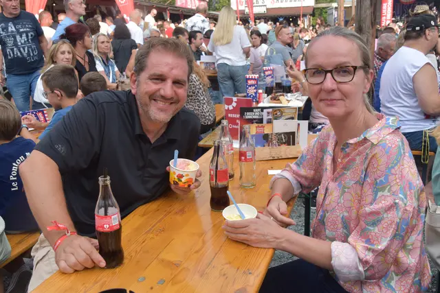 "Heiraten im Paradies" im Wilden Westen: Andi Bruckner und Sandra Müllner schlemmten Toretti-Eis aus Großpetersdorf.  | Foto: MeinBezirk/Michael Strini