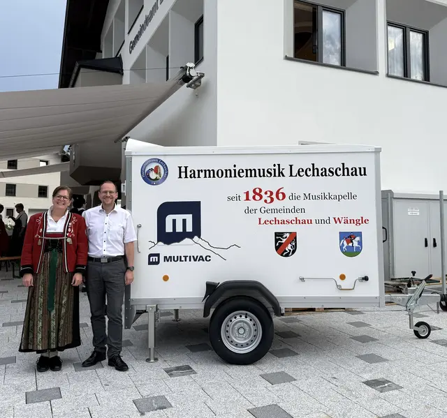 Matthias Pürstl (re.) übergab den neuen Anhänger an die Obfrau der Harmoniemusik Lechaschau Petra Wolf-Galloner (li.). | Foto: MULTIVAC