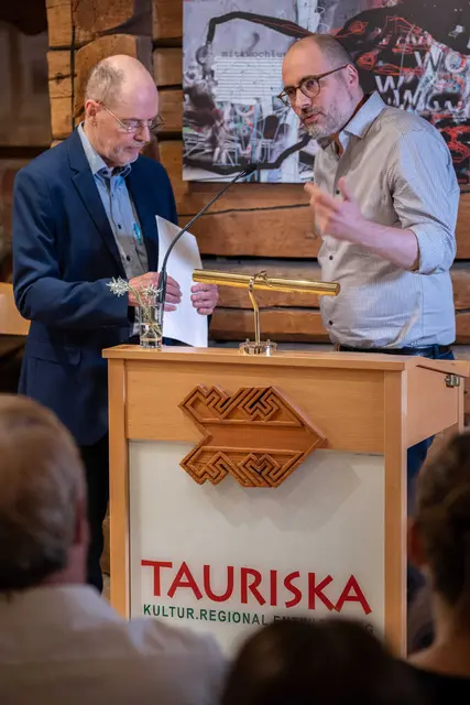 Wolfgang Bauer (l.) stellte den künstlerischen Leiter von Literatur findet Land, Florian Gantner, vor und bat ihn um eine Kurzlesung. | Foto: Fabian Breuer