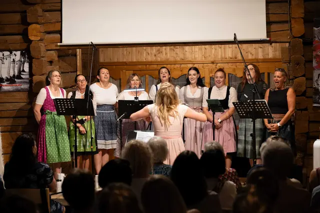 Ein Chor, der mit Herz und Seele singt, Gänsehaut-Momente schafft und durch Höhen und Tiefen gemeinsam wächst.  | Foto: Fabian Breuer