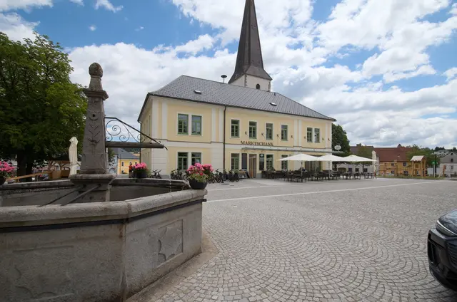 Das Gebäude war bereits Schule, Gemeindeamt und FF-Zeughaus. | Foto: Land OÖ