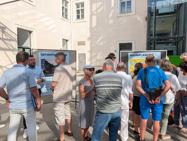 Menschen vor Tafeln