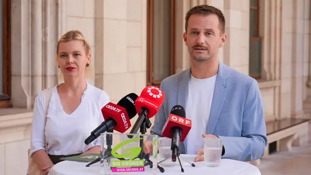 Frauensprecherin Julia Malle mit Grüne-Wien-Parteichef Peter Kraus. | Foto: Andreas Pölzl/MeinBezirk