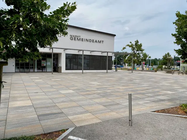 Der neue Platz vor dem Gemeindeamt bietet genug Raum für Veranstaltungen. | Foto: Land OÖ