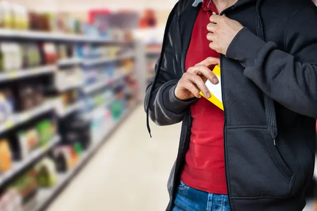 Der Verdächtige soll Lebensmittel, Genussmittel und eine Halskette (Modeschmuck) gestohlen haben.  | Foto: PantherMedia / Andriy Popov (Symbolbild)