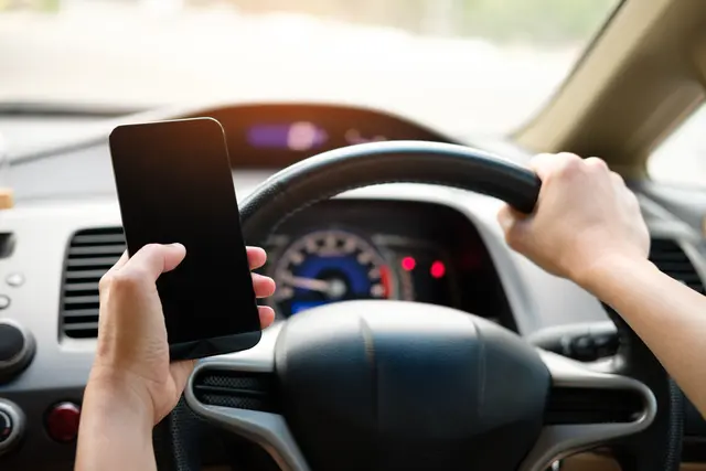 Ein kurzer Blick aufs Handy kann Leben kosten: In Niederösterreich ist die Zahl der Ablenkungsunfälle auf Autobahnen erneut gestiegen. Die Asfinag appelliert an Autofahrer, Handy und Navi während der Fahrt tabu zu lassen. | Foto: Pexels (Symbolbild)