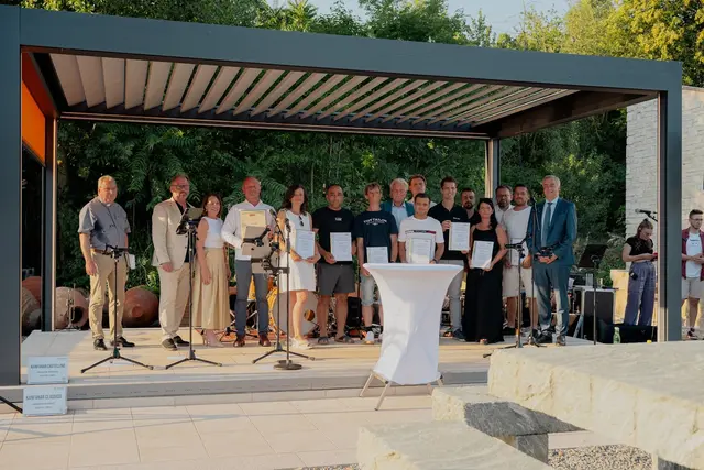 Bezirksstellenausschussmitglied Reinhard Indraczek, FiW-Bezirksvorsitzende Bettina Heinzl, Georg Leeb wurde Ehrenmedaille der WKNÖ überreicht, WKNÖ-Vizepräsident Christian Moser, Sebastian Leeb, Alexandra Leeb, Bezirksstellenobmann Alfred Babinsky | Foto: Florian Wais