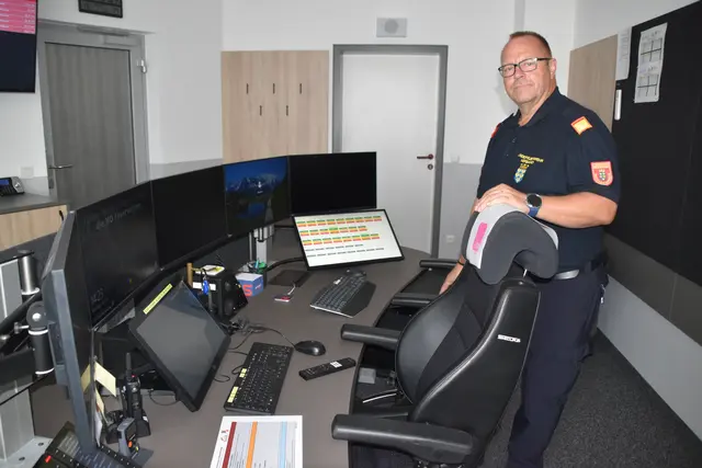 Bezirksfeuerwehrkommandant Christian Edlinger in der Bereichsalarmzentrale. Von hier aus werden Notrufe koordiniert und abgearbeitet. | Foto: Weber/RMA