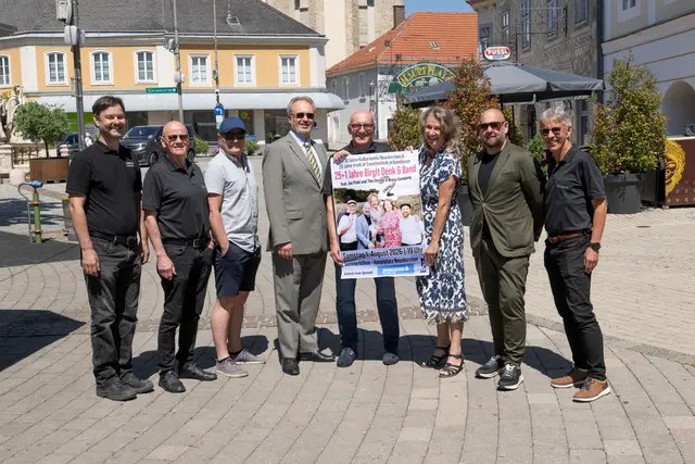 Eventtechniker Martin Dientl, Kulturverein Obmann-Stellvertreter Gerhard Motsch, Musiker Axel Horstmann, Sparkassen-Vorstandsdirektor Peter Prober, Kulturverein Neunkirchen-Obmann Johannes Authried, Birgit Denk, Musiker Joe Pinkl und KV-Schriftführer Helmut Scherzer.  | Foto: Martin Wieland
