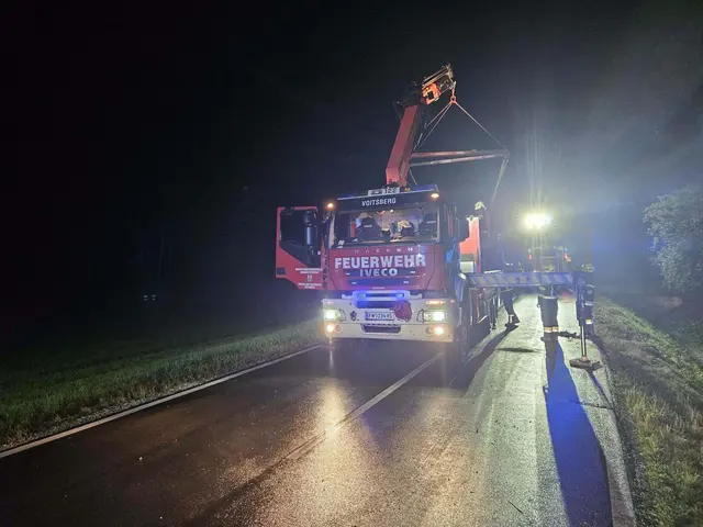 Das WLF der FF Voitsberg half bei der Bergung des Fahrzeugs. | Foto: FF Krems
