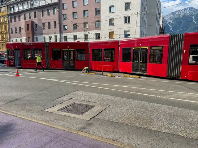 Die entgleiste Straßenbahn führte zu einem Stau bei den öffentlichen Linien. | Foto: zeitungsfoto.at