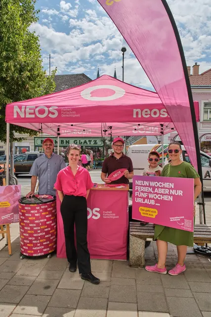 NEOS-Team Klosterneuburg rund um Stadtrat Clemens Ableidinger (Mitte) | Foto: NEOS