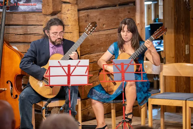 Danilo Alvarado und Barbara Giusto umrahmten mit ihren Gitarrenklängen den Festakt. | Foto: Fabian Breuer