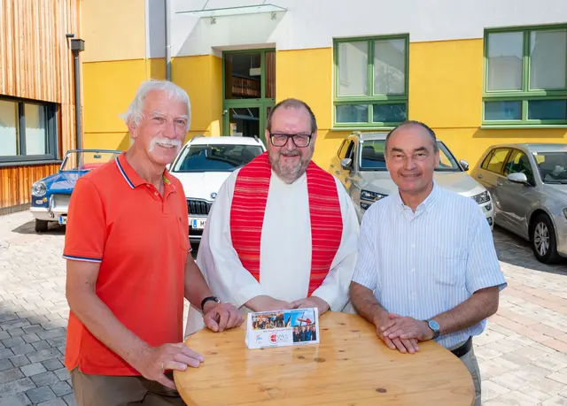 Gottfried Klima, Pfarrer i. R., vertrat Pfarrer Tom Kruczynski bei der Christophorus-Fahrzeugsegnung im Beisein von Bürgermeister Andreas Linhart (r.) und Obmann Wolfgang Stöberl (Katholische Männerbewegung Brunn. | Foto: Gemeinde Brunn/Johanna Hoblik