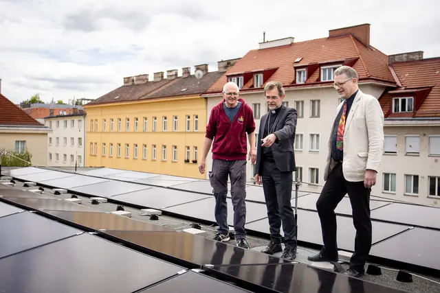 Der Wiener Erzbischof Josef Grünwidl, der Umwelt-Pfarrgemeinderat Wolfgang Zecha und Pfarrer Gerald Gump begutachten das Konstrukt. | Foto: Erzdiözese Wien/Stephan Schönlaub