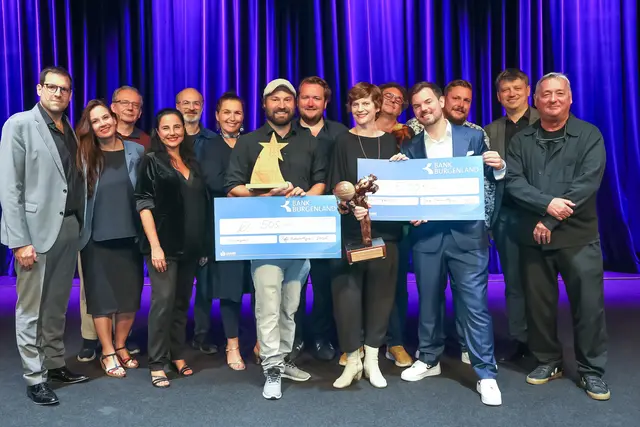 Gruppenfoto mit allen Teilnehmerinnen und Teilnehmern des Burgenländischen Kabarettpreises 2026 im Frank-Hoffmann-Kulturzentrum in Güssing. | Foto: Lepsifoto