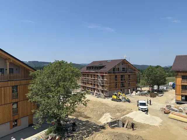 Beim Bau konnten auch bestehende Bäume als spätere Schattenspender erhalten werden.  | Foto: Karin Bayr