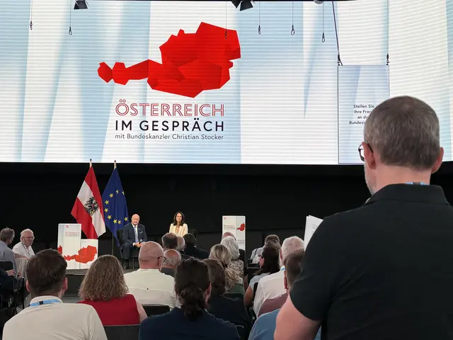 In Niederösterreich stellte sich Bundeskanzler Christian Stocker erstmals im Rahmen der Reihe "Österreich im Gespräch" den Fragen der Bürgerinnen und Bürgern. Moderiert wurde der Abend von Vera Russwurm. | Foto: Sandra Schütz