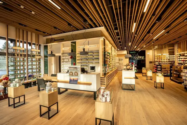 Mit der Sommerurlaubssaison steigt auch die Nachfrage an Reiseapotheken. Die Weizer Apotheken beraten, welche Medikamente man nicht vergessen sollte.  | Foto: Foto Schrotter 