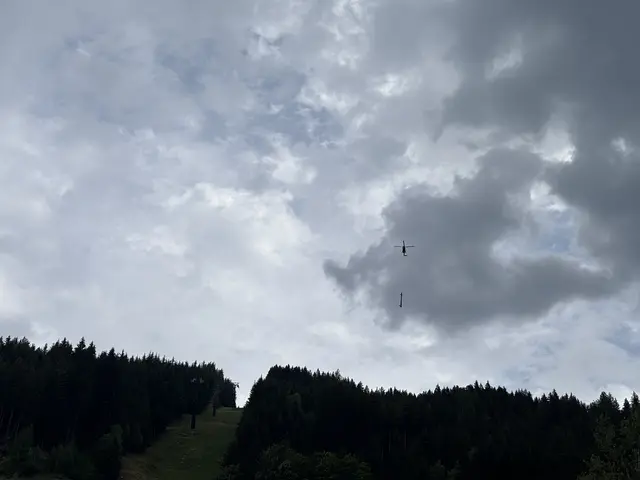 Der Helikopterpilot fliegt die Stützen zum gewünschten Ort. | Foto: meinbezirk