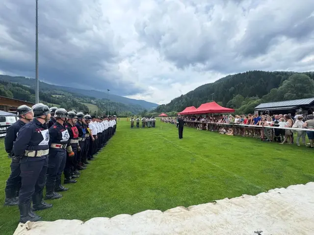Aufstellung in Stanz beim Nassleistungsbewerb bei der Eröffnung. 