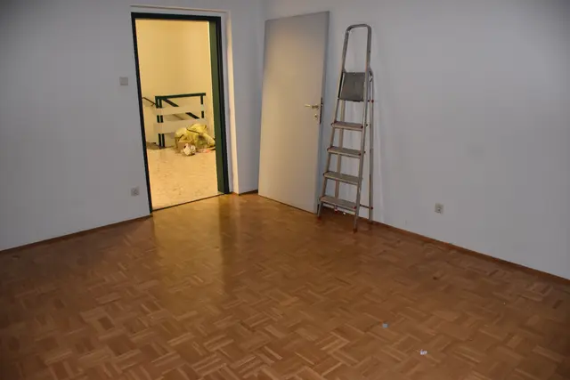 Nach knapp 60 Jahren hat das Gemeindehaus in Pabneukirchen mit Gemeindeamt, Polizeistation, Wohnungen, Heimatstube, Büro für Wassergenossenschaft und mit einem Frisiersalon (ehemals Postamt) ausgedient.  | Foto: Zinterhof