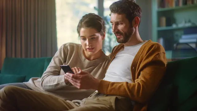 Das Ehepaar aus St. Veit soll im Jahr 2023 per Telefon zum persönlichen Treffen überredet worden sein. (Symbolfoto) | Foto: stock.adobe.com/at/Gorodenkoff 