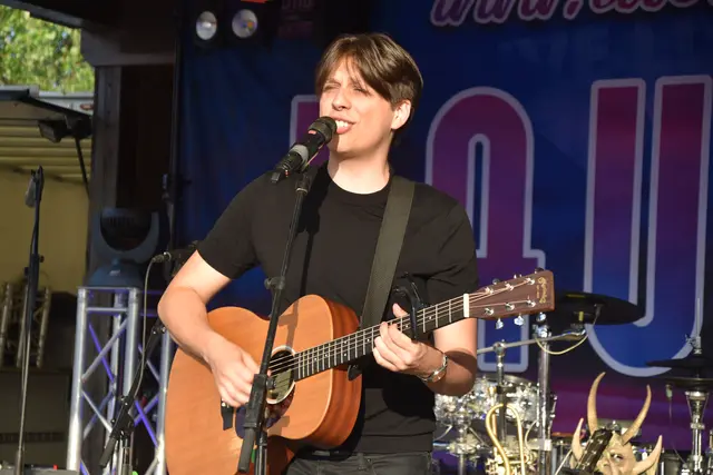 Paul Thier präsentierte seinen eigenen Song auf der Bühne und machte zu später Stunde im Saloon Stimmung. | Foto: MeinBezirk/Michael Strini