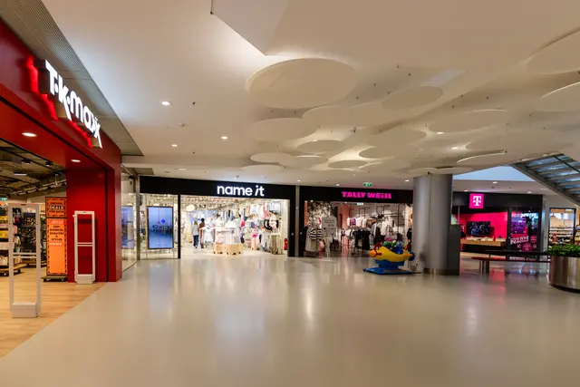 Das ALEX Krems vereint mehr als 50 Shops, Gastronomie- und Dienstleistungsbetriebe auf rund 21.000 Quadratmeter Verkaufsfläche und zählt jährlich rund 2,4 Millionen Besucherinnen und Besucher.  | Foto: ALEX Krems