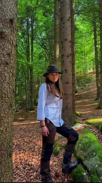 Leona Brugger (14) ist gerne draußen in der Natur. Ihr Ziel: Jägerin zu werden.  | Foto: Brugger