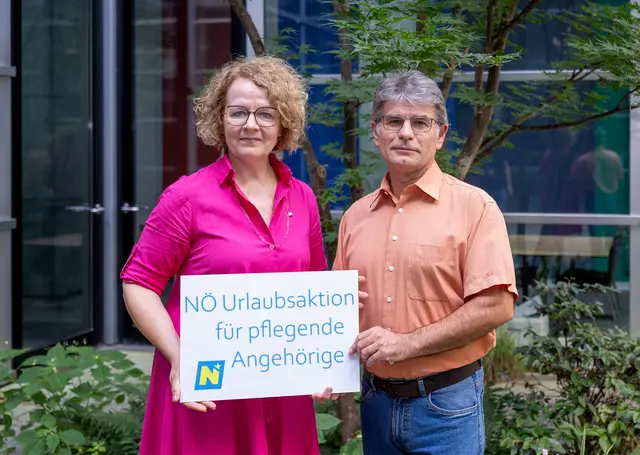 Sozial-Landesrätin Christiane Teschl-Hofmeister und Pflegehotline-Leiter Gerhard Heilig setzen sich für die Entlastung pflegender Angehöriger ein. | Foto: NLK Filzwieser
