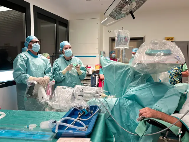 Erstmals wurde in der Klinik Ottakring ein robotisches Assistenzsystem für die endoskopische Entfernung von Harnsteinen getestet.  | Foto: Wigev/Paul Löschnauer