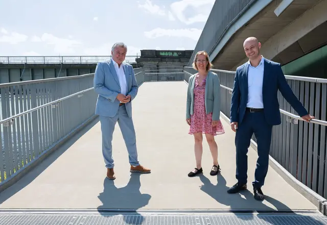 Von links: Landesrat Günther Steinkellner (FPÖ), Melanie Lindner, Projektleiterin der Abteilung Straßen-, Brücken- und Wasserbau der Stadt Linz, und Mobilitätsreferent Vizebürgermeister Martin Hajart (ÖVP) auf der neuen, verbreiterten Rampe beim Ars Electronica Center. | Foto: Stadt Linz/Dworschak