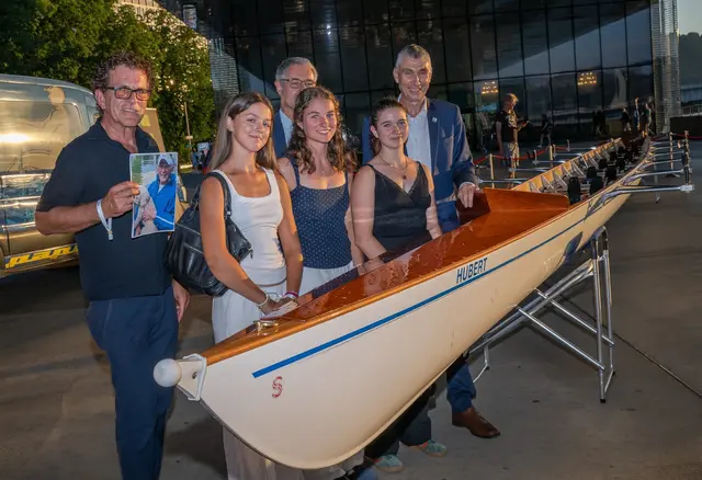 Das neue Sechser-Ruderboot Namens „Hubert“ mit   Isterpräsident Alex Weigl (rechts außen), die Nachwuchsruderinnnen (von links nach rechts) Franziska Leibetseder, Sophie Milton und Marlene Kühr, Bootsbauer Max Schellenbacher sowie Ister-Presseverantwortlicher Berndt Papinski (ganz links). | Foto: Alois Bumberger