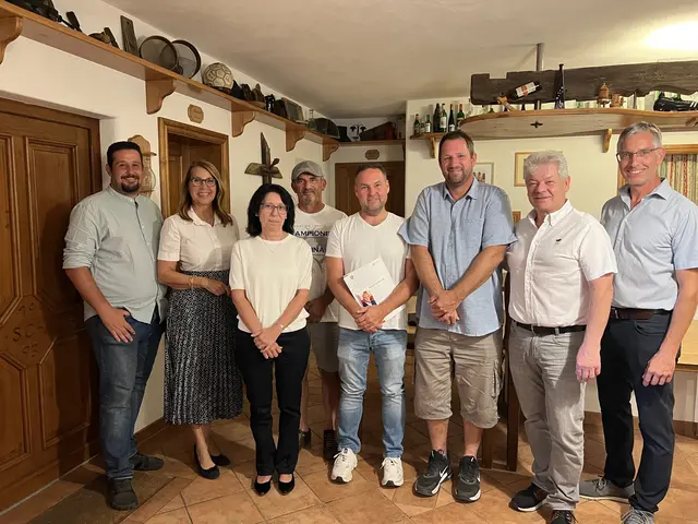 Michael Lamm (AK-Gänserndorf), Andrea Prenner (WK-Gänserndorf), Astrid Allmayer, Ömer Kesimal, Rudolf Wojatschek, Michael Eminger, Peter Aichholzer
und Gernot Krippel beim Sommerfest. | Foto: zVg