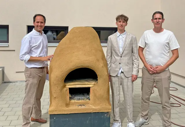 Ein Leuchtturmprojekt für die Schule: Direktor Georg Kaufmann kann sich ab sofort über einen selbst hergestellten Lehm-Pizzaofen freuen. | Foto: MS Gnas