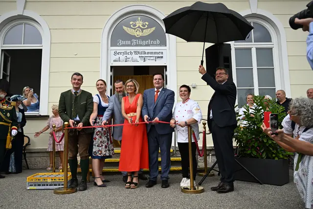 Das rote Band wurde feierlich durchgeschnitten: Valentin Habsburg-Lothringen, Eva Hackl, Michael Köfer, Bürgermeisterin Ines Schiller, Tobias Günter Leitner, Daniela Stöttinger und Hannes Heide. | Foto: David Hacker