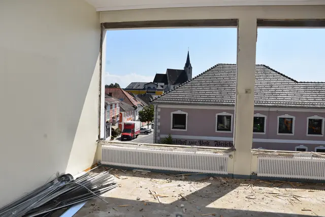 Nach knapp 60 Jahren hat das Gemeindehaus in Pabneukirchen mit Gemeindeamt, Polizeistation, Wohnungen, Heimatstube, Büro für Wassergenossenschaft und mit einem Frisiersalon (ehemals Postamt) ausgedient.  | Foto: Zinterhof