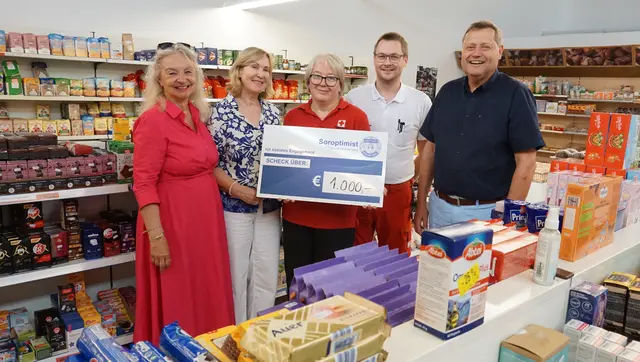 RK-Bezirksstellenleiterin und Soroptimist-Gründungspräsidentin Wilbirg Mitterlehner, Soroptimist-Präsidentin Christine Winkler-Kirchberger, RK-Marktleiterin Susanne Laher, Dienstführender Dominik Mandl und RK-Bezirksgeschäftsleiter Johannes Raab, v. l.  | Foto: SI Rohrbacher Land