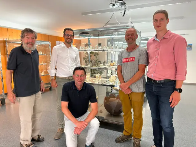 Bürgermeister Franz Aschbacher und Landesrat Sebastian Schuschnig mit den Ausstellern im Gemeindeamt | Foto: Gemeinde Rennweg