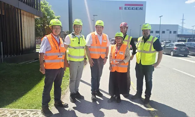 Bgm. Hans Schweigkofler, Hannes Schweigkofler (Betriebsrat), LR René Zumtobel, LA Claudia Hagsteiner, Johannes Salvenmoser (Werksleitung), Hans Feiersinger (Projektleiter). | Foto: Egger
