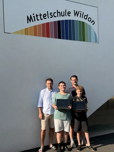 Lehrer Stefan Bittermann (1. v. l.) und der Schulleiter der MS Wildon, Wolfgang Schlegl (4. v. l.), sind stolz auf die beiden Schüler Alexander Penka (2. v. l.) und Elias Schaller (3. v. l.), die ihre Schule in Minecraft nachgebaut haben. | Foto: MS Wildon